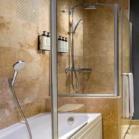 Crowne Plaza Tuzla Viaport Marina By Ihg מלון