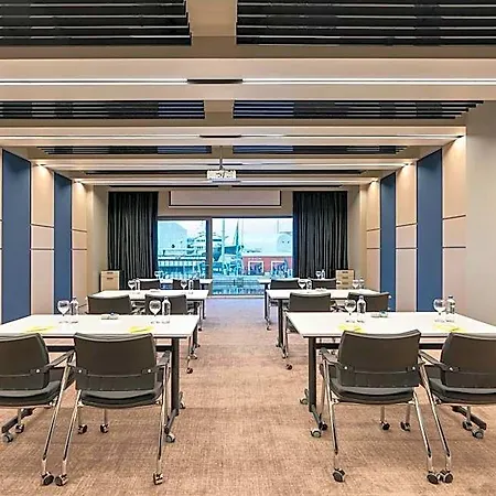 Crowne Plaza Tuzla Viaport Marina By Ihg מלון