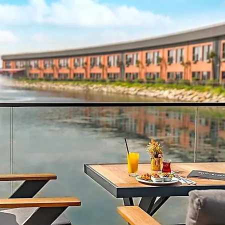 מלון Crowne Plaza Tuzla Viaport Marina By Ihg