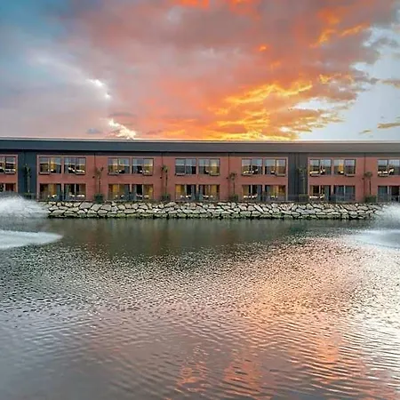 Crowne Plaza Tuzla Viaport Marina By Ihg מלון